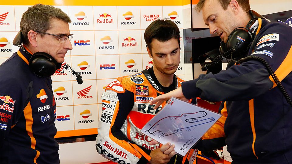 Dani Pedrosa mendapar arahan oleh tim Repsol Honda saat sesi kualifikasi GP Prancis. Copyright: &copy; repsolmedia.com